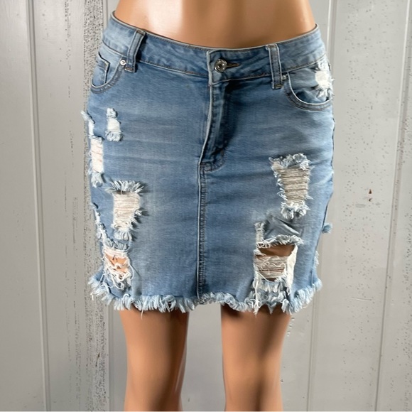 * Forever 21 Women's  Distressed Ripped Denim Mini Skirt Sz 30 - Picture 3 of 17